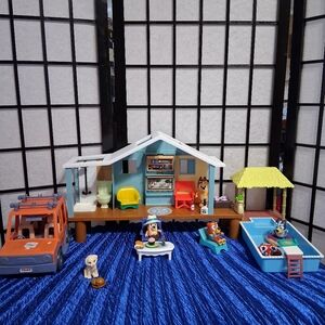 Bluey Ultimate Beach Cabin Playset  with Figures